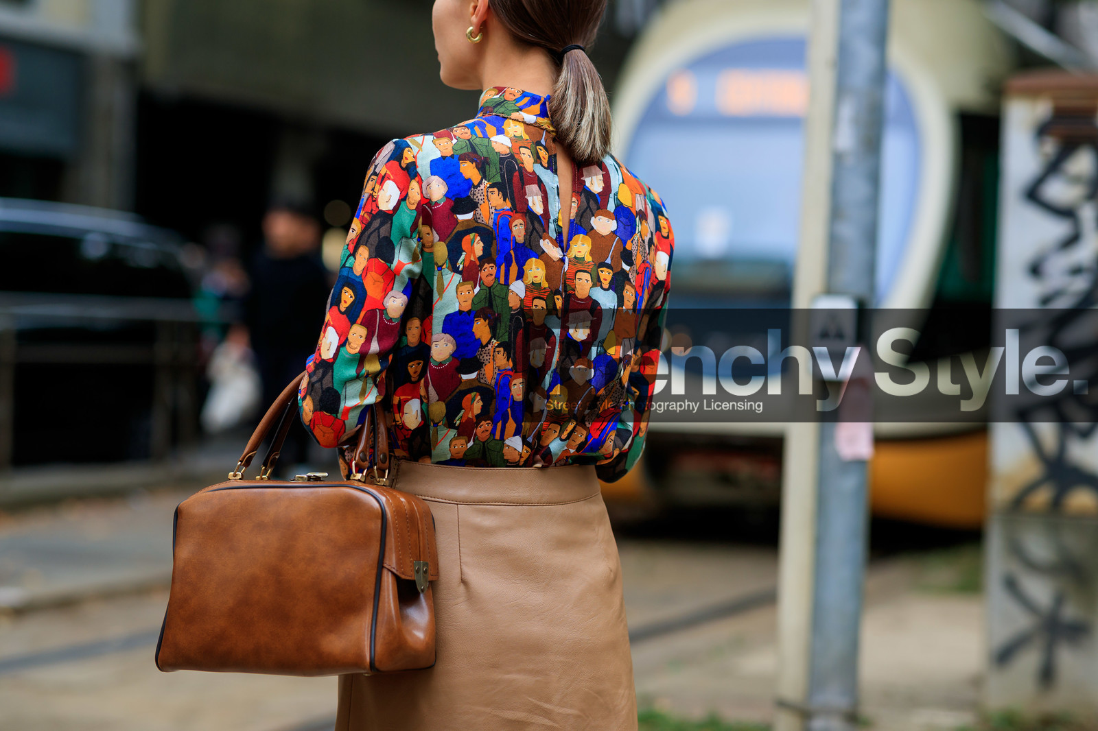 printed blouse, multicolor blouse, high collar blouse, long sleeves blouse, brown leather bag, hand bag, fashion week, frenchystyle, FW, jonathan paciullo, street style, atmosphere details, detail, horizontal, MFW, MILAN, SPRING SUMMER 2020, SS 20