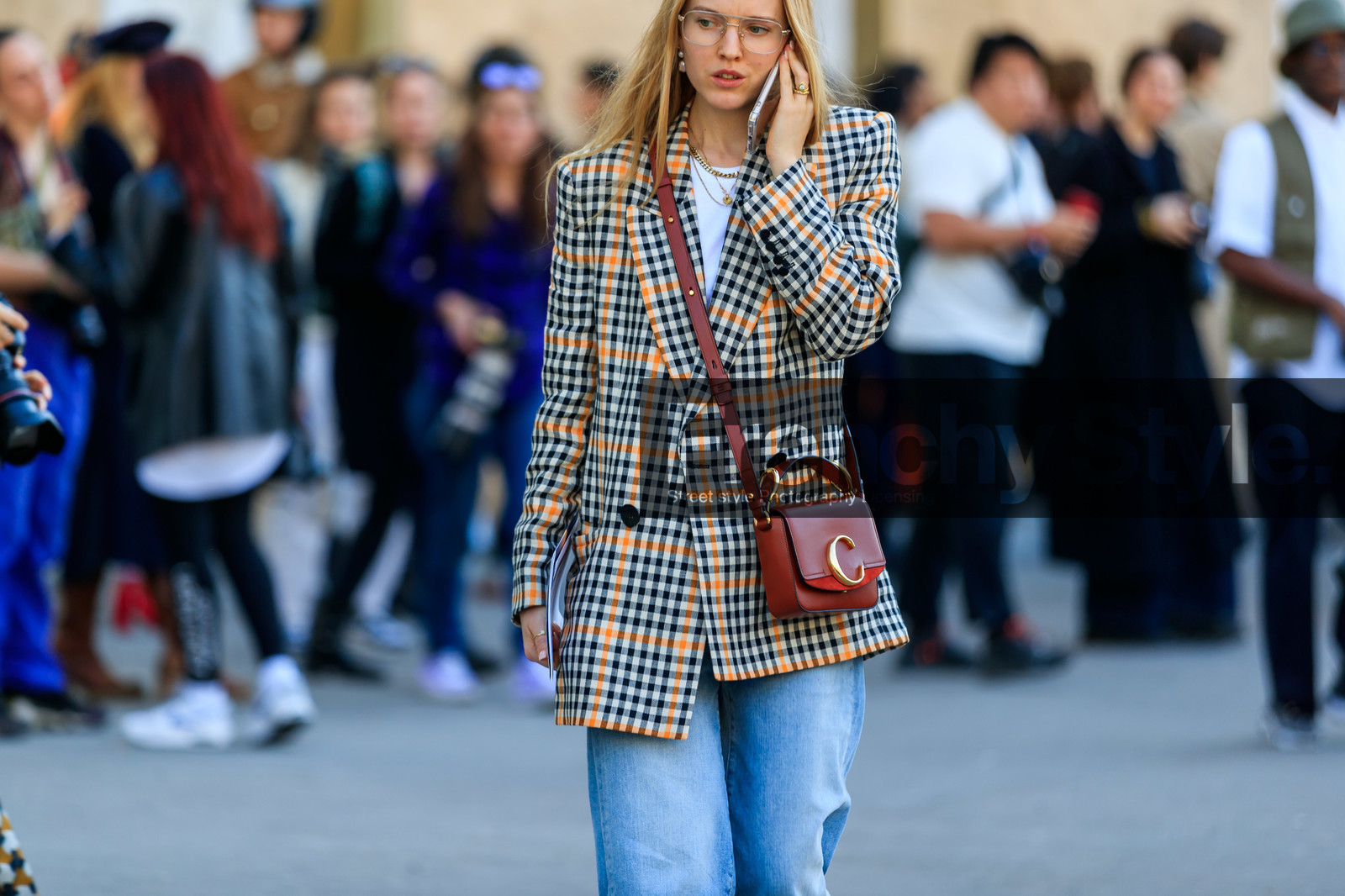 alexandra carl, beige jacket, blazer, blue denim, brown bag, checked, chloé, denim pants, gingham, graphic jacket, jeans, leather bag, plaid, printed jacket, trousers, PARIS, PFW, street style, jonathan paciullo, FW, frenchystyle, fashion week, AUTUMN WINTER 2019-2020, AW 19-20, FALL WINTER 2019-2020, FW 19-20, horizontal, atmosphere details, detail