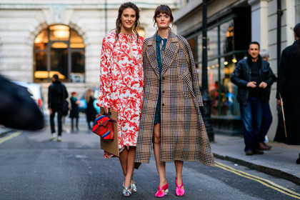 brown coat, checked, graphic bag, graphic dress, graphic jacket, green dress, high heels, houndstooth pattern, leather bag, leather shoes, over the shoulder, pink shoes, plaid, polka dot, printed bag, printed dress, printed jacket, red bag, red dress, silver shoes, striped bag, fashion week, frenchystyle, FW, jonathan paciullo, street style, LFW, LONDON, AUTUMN WINTER 2018-2019, AW 18-19, FALL WINTER 2018-2019, FW 18-19, horizontal, atmosphere details, full length