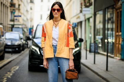 red sunglasses, orange blazer, white tshirt, golden necklace, low rise jeans, loewe bag, brown bag, astrid boutrot, street style, jonathan paciullo, FW, frenchystyle, fashion week, AUTUMN WINTER 2022-2023, FALL WINTER 2022_2023, FW 22-23, PFW, PARIS, horizontal, atmosphere details, detail