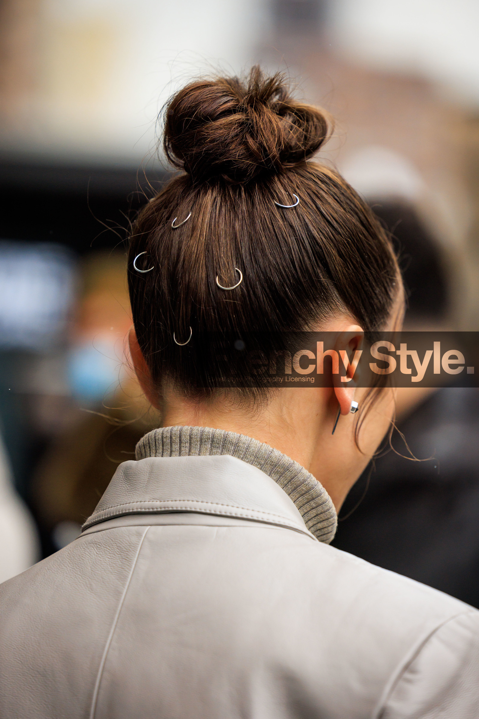 high bow hairstyle, make up, silver studs, studs earrings, silver earrings, mary leest, fashion week, frenchystyle, FW, jonathan paciullo, street style, NYFW, NEW YORK, AUTUMN WINTER 2022-2023, FALL WINTER 2022_2023, FW 22-23, vertical, atmosphere details