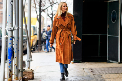 Lauren Santo Domingo, camel trenchcoat, suede trenchcoat, burgundy top, burgundy pullover, turtleneck top, turtleneck pullover, belted trench coat, animal skin clutch, green clutch, denim, blue jeans, black leather boots, flat boots, laced boots, fashion week, frenchystyle, FW, jonathan paciullo, street style, NYFW, NEW YORK, AUTUMN WINTER 2020-2021, FALL WINTER 2020-2021, FW 20-21, horizontal, atmosphere details, full length