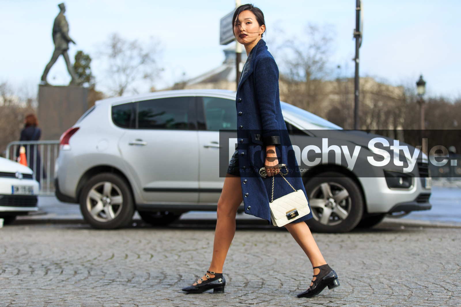 atmosphere details, AUTUMN WINTER 2016-2017, AW 16-17, black shoes, black skirt, black top, blue coat, chanel, FALL WINTER 2016-2017, fashion week, frenchystyle, full length, FW, FW 16-17, horizontal, jonathan paciullo, leather bag, leather shoes, nicole warne, PARIS, PFW, street style, varnished leather shoes, white bag