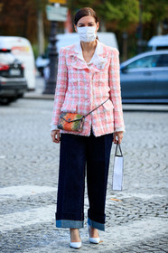 pink jacket, checked jacket, tweed jacket, navy blue jeans, flare jeans, denim, animal skin bag, animal skin belt, animal skin clutch, belt bag, belted jacket, multicolor bag, snake skin bag, chanel bag, chanel jacket, chanel belt, green leather bag, green leather belt, green leather clutch, orange leather bag, orange leather belt, orange leather clutch, chain belt, covid face mask, PARIS, PFW, fashion week, frenchystyle, FW, jonathan paciullo, street style, SPRING SUMMER 2021, SS 21, vertical, full length