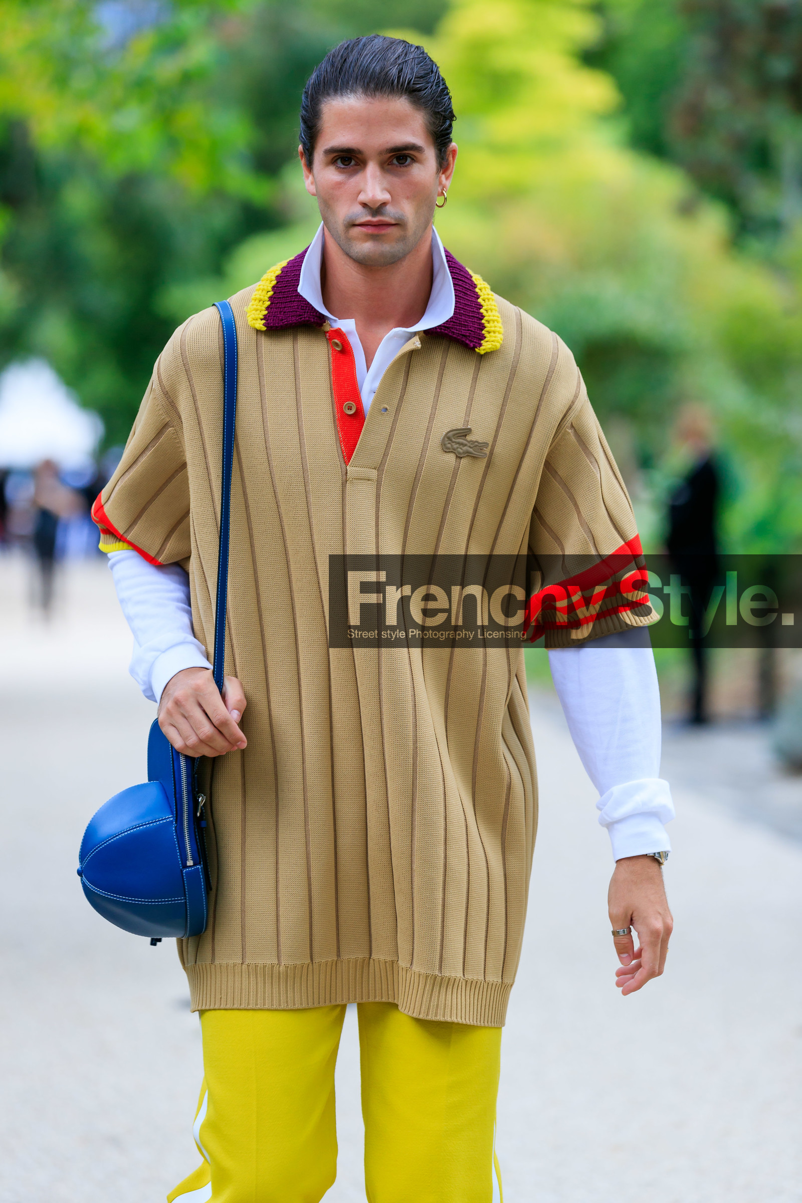 marc forne, beige pullover, long pullover, polo collar pullover, striped pullover, short sleeves pullover, yellow pants, jogging pants, blue leather bag, cap, cap, j w anderson bag, shoulder bag, PARIS, PFW, SPRING SUMMER 2020, SS 20, fashion week, frenchystyle, FW, jonathan paciullo, street style, vertical, atmosphere details, detail