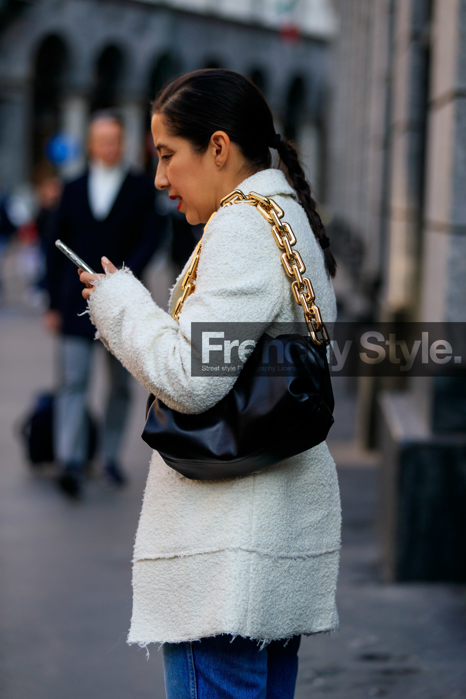 white jacket, bottega veneta bag, shoulder bag, golden strap bag, black leather bag, bag detail, fashion week, frenchystyle, FW, jonathan paciullo, street style, MFW, MILAN, AUTUMN WINTER 2020-2021, FALL WINTER 2020-2021, FW 20-21, vertical, atmosphere details, detail