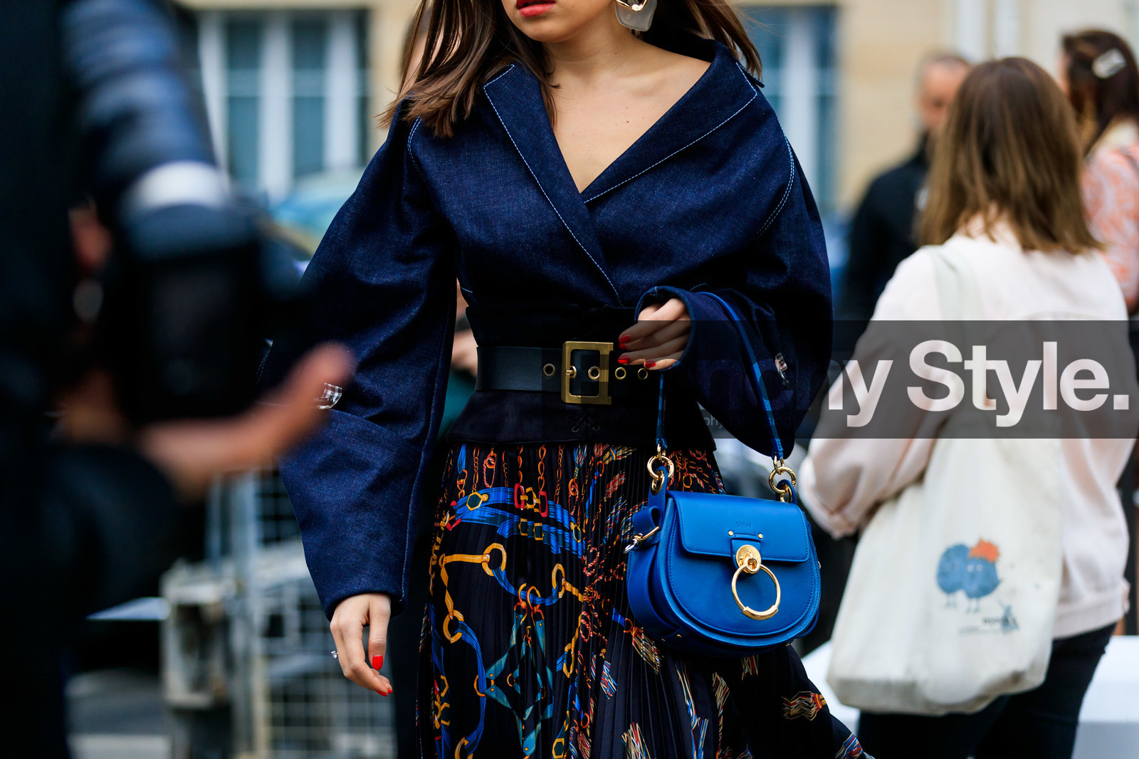 beige bag, black bag, brown dress, chloé, earrings, embroideries, graphic dress, grey sweater, leather bag, orange dress, printed dress, PARIS, PFW, street style, jonathan paciullo, FW, frenchystyle, fashion week, AUTUMN WINTER 2019-2020, AW 19-20, FALL WINTER 2019-2020, FW 19-20, horizontal, atmosphere details, detail