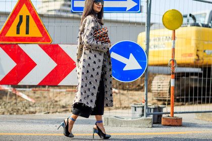 atmosphere details, AUTUMN WINTER 2016-2017, AW 16-17, beige coat, black pants, black scarf, black shoes, detail, embroidered coat, FALL WINTER 2016-2017, fashion week, frenchystyle, FW, FW 16-17, graphic clutch, high heels, horizontal, jonathan paciullo, leather clutch, leather shoes, LFW, LONDON, MENSWEAR, nausheen shah, orange bag, printed clutch, street style, sunglasses, trousers