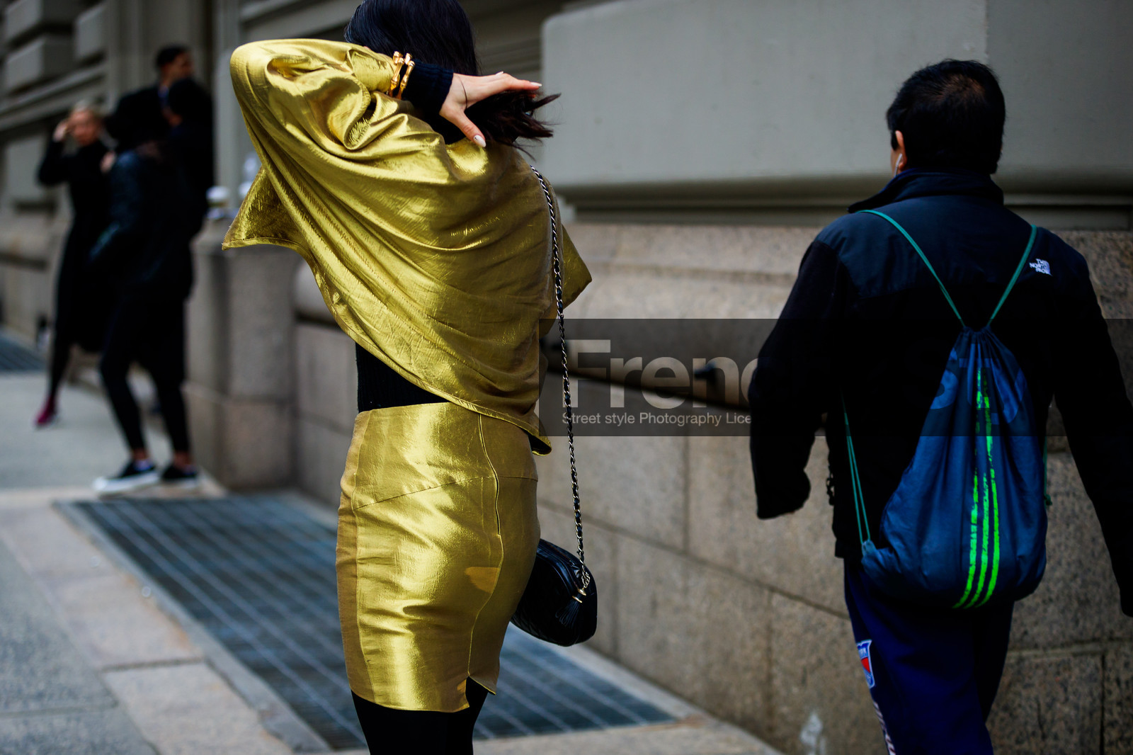 black bag, golden skirt, golden top, leather bag, street style, jonathan paciullo, FW, frenchystyle, fashion week, NYFW, NEW YORK, AUTUMN WINTER 2018-2019, AW 18-19, FALL WINTER 2018-2019, FW 18-19, atmosphere details, horizontal, detail