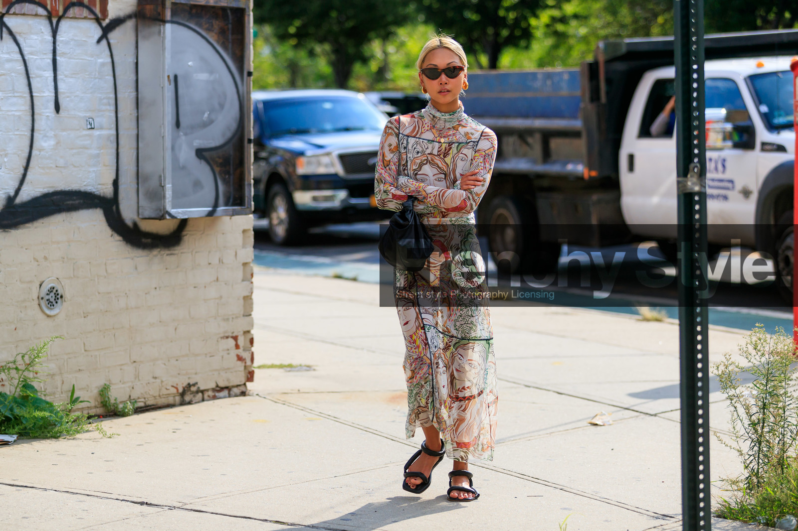 black bag, black shoes, drawings, graphic dress, leather bag, leather shoes, printed dress, sunglasses, vanessa hong, street style, jonathan paciullo, FW, frenchystyle, fashion week, NEW YORK, NYFW, SPRING SUMMER 2020, SS 20, horizontal, atmosphere details, full length