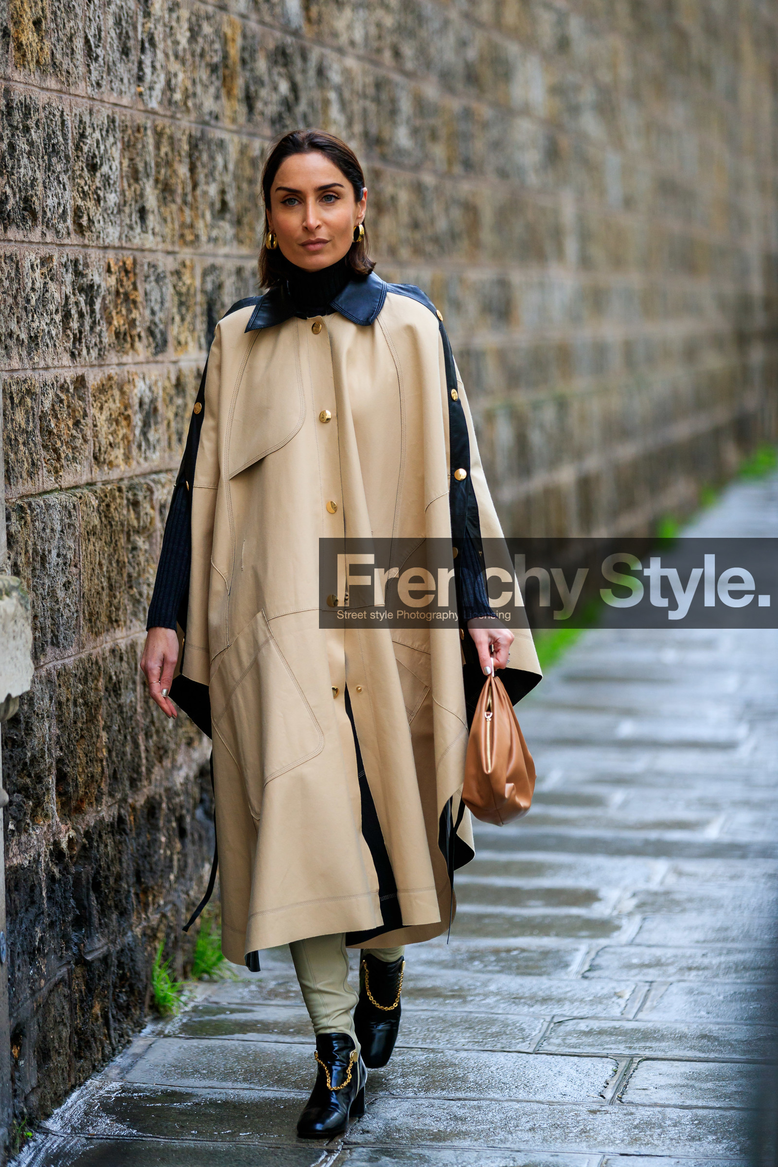 geraldine boublil, beige trench coat, black leather trench coat, black leather cape, beige cape, bicolor cape, bicolor trench coat, camel leather bag, white leather boots, black leather boots, tight boots, high boots, high heels boots, fashion week, frenchystyle, FW, jonathan paciullo, street style, PFW, PARIS, AUTUMN WINTER 2020-2021, FALL WINTER 2020-2021, FW 20-21, vertical, full length