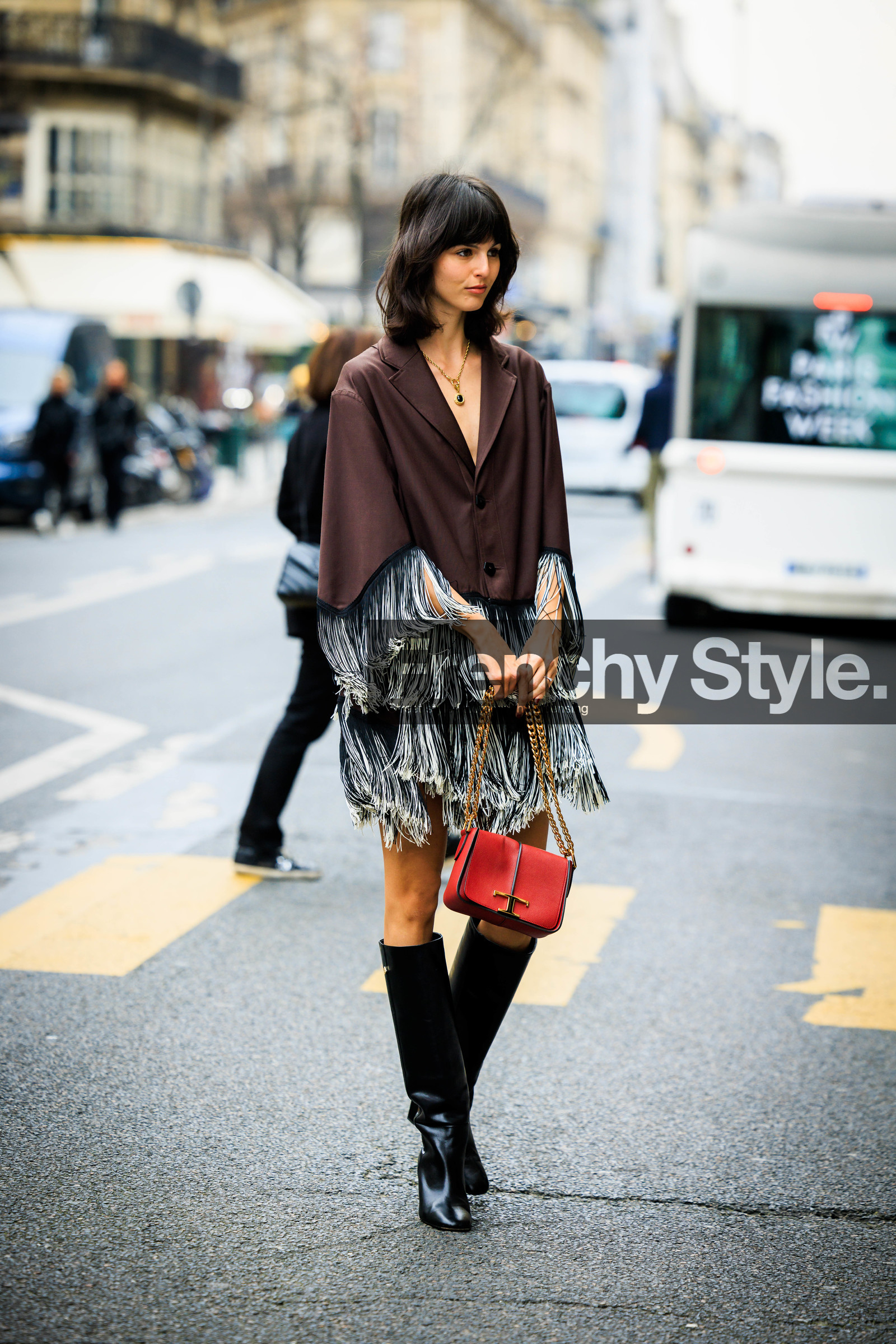 brown dress, ruffle dress, black boots, high boots, leather boots, red handbag, chained handbag, fashion week, frenchystyle, FW, jonathan paciullo, street style, AUTUMN WINTER 2022-2023, FALL WINTER 2022_2023, FW 22-23, PFW, PARIS, vertical, full length