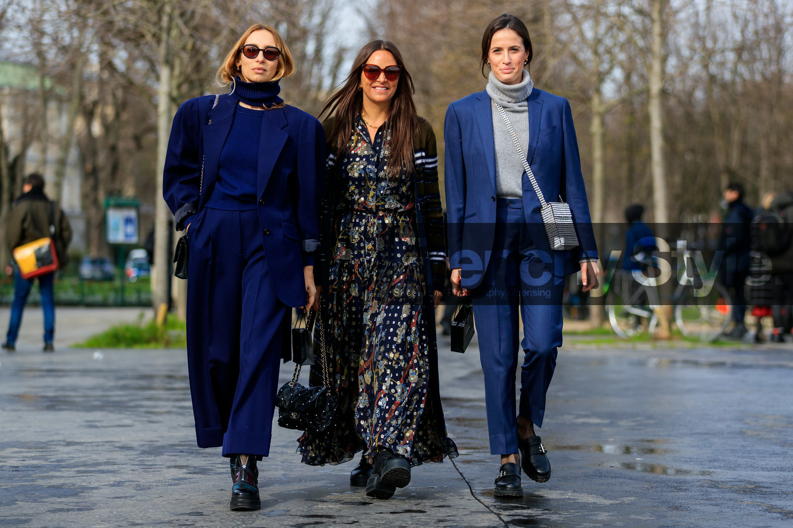 vika gazinskaya, light grey coat, light grey shirt, red shirt, red bag, round shape bag, knot details bag, checked shirt, satin bag, iphone, fashion week, frenchystyle, FW, jonathan paciullo, street style, PFW, PARIS, horizontal, atmosphere details, full length