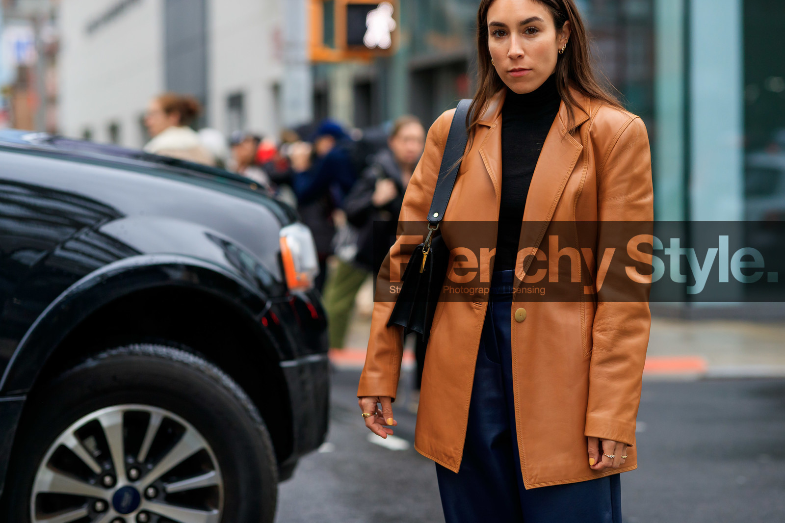 lauren caruso, camel leather jacket, navy blue leather pants, black pullover, turtleneck pullover, fashion week, frenchystyle, FW, jonathan paciullo, street style, NYFW, NEW YORK, AUTUMN WINTER 2020-2021, FALL WINTER 2020-2021, FW 20-21, horizontal, atmosphere details, detail