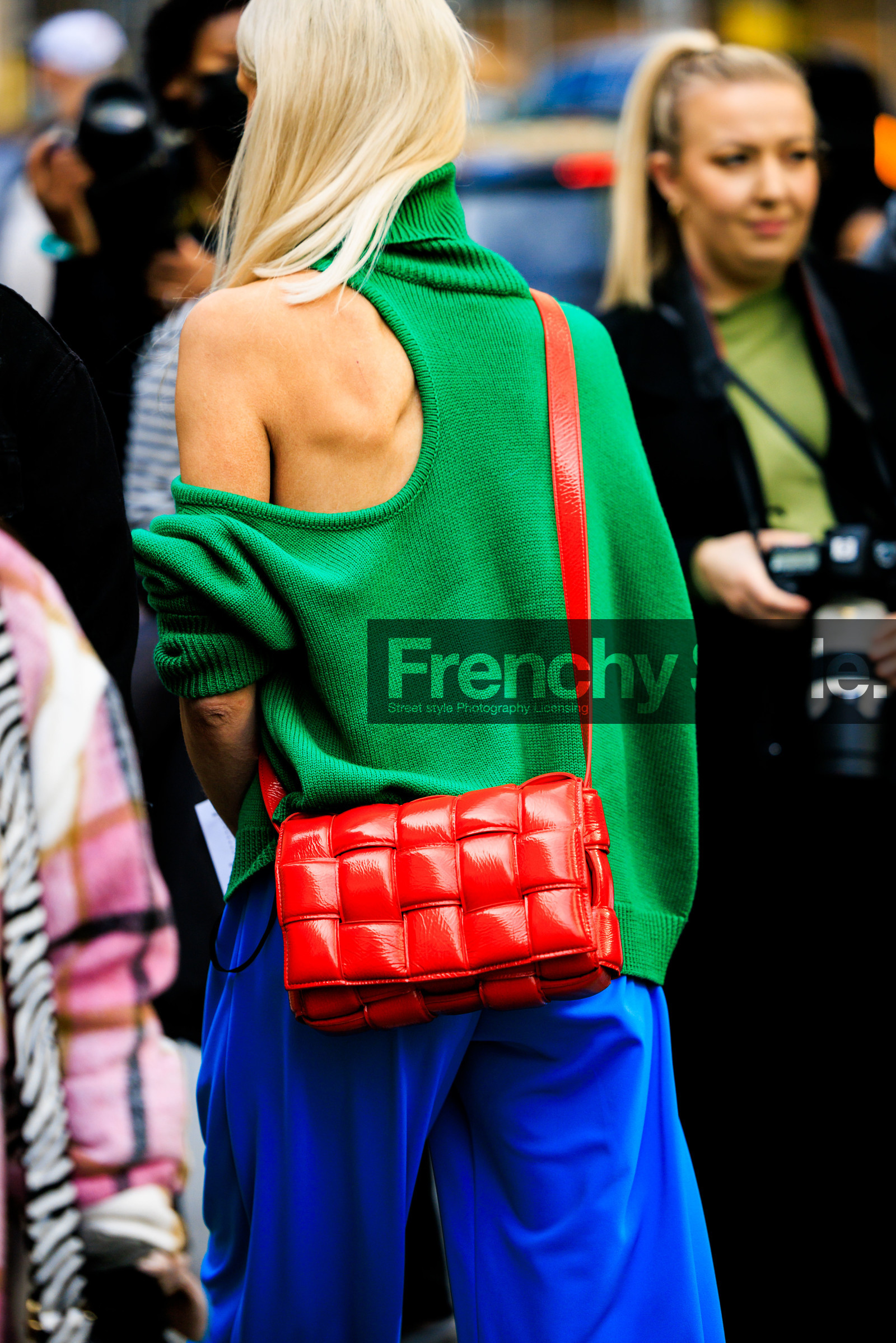 green cut out oversized turtleneck, blue pants, red bottega veneta bag, zanna roberts rassi, fashion week, frenchystyle, FW, jonathan paciullo, street style, NYFW, NEW YORK, AUTUMN WINTER 2022-2023, FALL WINTER 2022_2023, FW 22-23, vertical, atmosphere details