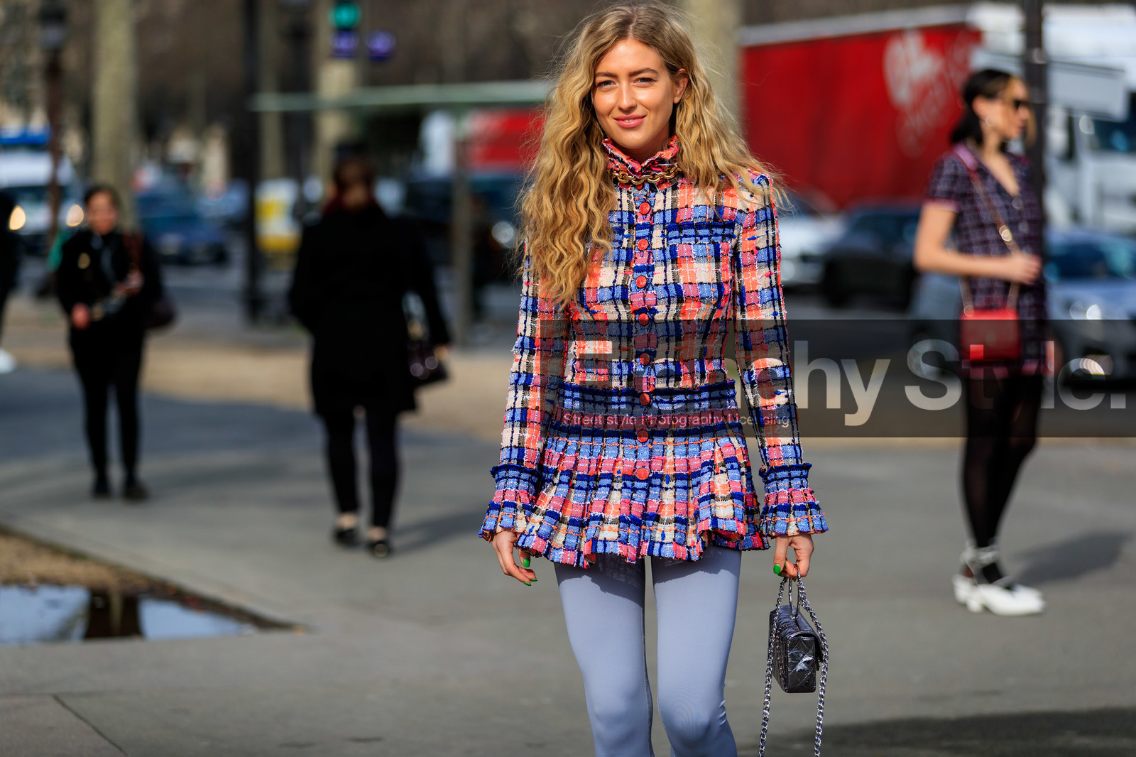 emili sindlev, pink jacket, high collar jacket, purple jacket, lilac jacket, lilac pants, orange jacket, multicolor jacket, silvered bag, polish bag, quilted bag, hand bag, tight pants, chanel jacket, chanel bag, fashion week, frenchystyle, FW, jonathan paciullo, street style, PFW, PARIS, horizontal, atmosphere details, detail