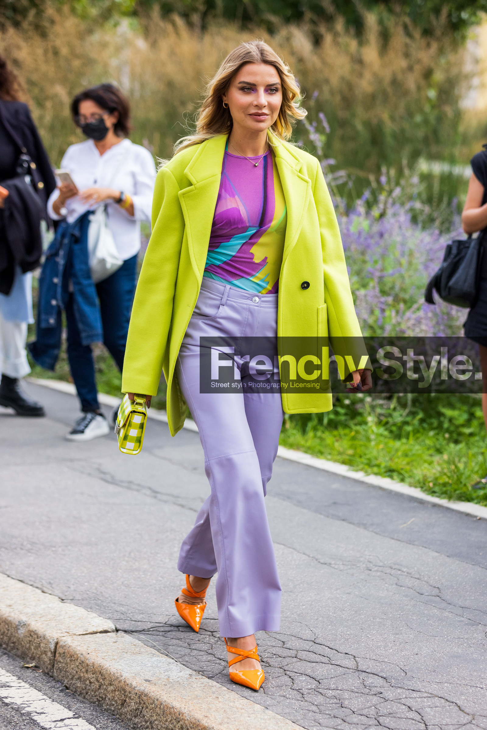 checked bag, color, colored top, fluo bag, fluo color, fluo green, green coat, large pants, leather bag, leather pants, leather sandals, leather shoes, lila pants, msgm bag, orange sandals, printed bag, printed top, purple top, Veronica Ferraro, yellow bag, fashion week, frenchystyle, FW, jonathan paciullo, street style, SPRING SUMMER 2022, SS 22, MFW, MILAN, vertical, full length