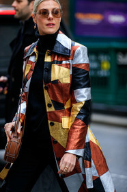 smoked sunglasses, metalic frame sunglasses, chanel sunglasses, golden jacket, silvered jacket, lurex jacket, metalic jacket, round shape bag, brown leather bag, patchwork jacket, fashion week, frenchystyle, FW, jonathan paciullo, street style, NYFW, NEW YORK, AUTUMN WINTER 2020-2021, FALL WINTER 2020-2021, FW 20-21, vertical, atmosphere details, detail