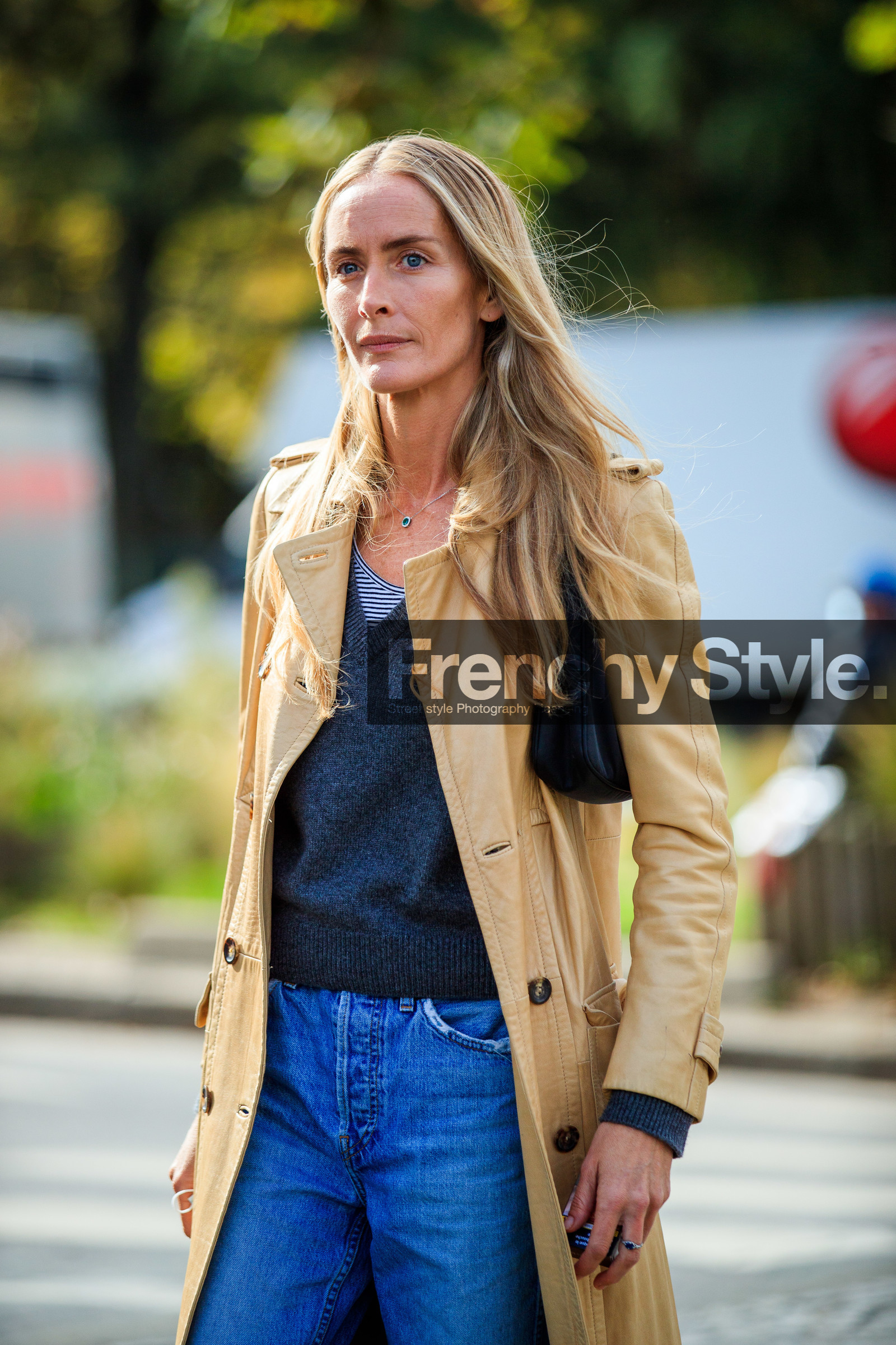 beige leather jacket, white leather sneakers, blue jeans, flare jeans, denim, grey pullover, long jacket, PARIS, PFW, fashion week, frenchystyle, FW, jonathan paciullo, street style, SPRING SUMMER 2021, SS 21, vertical, atmosphere details, detail, model