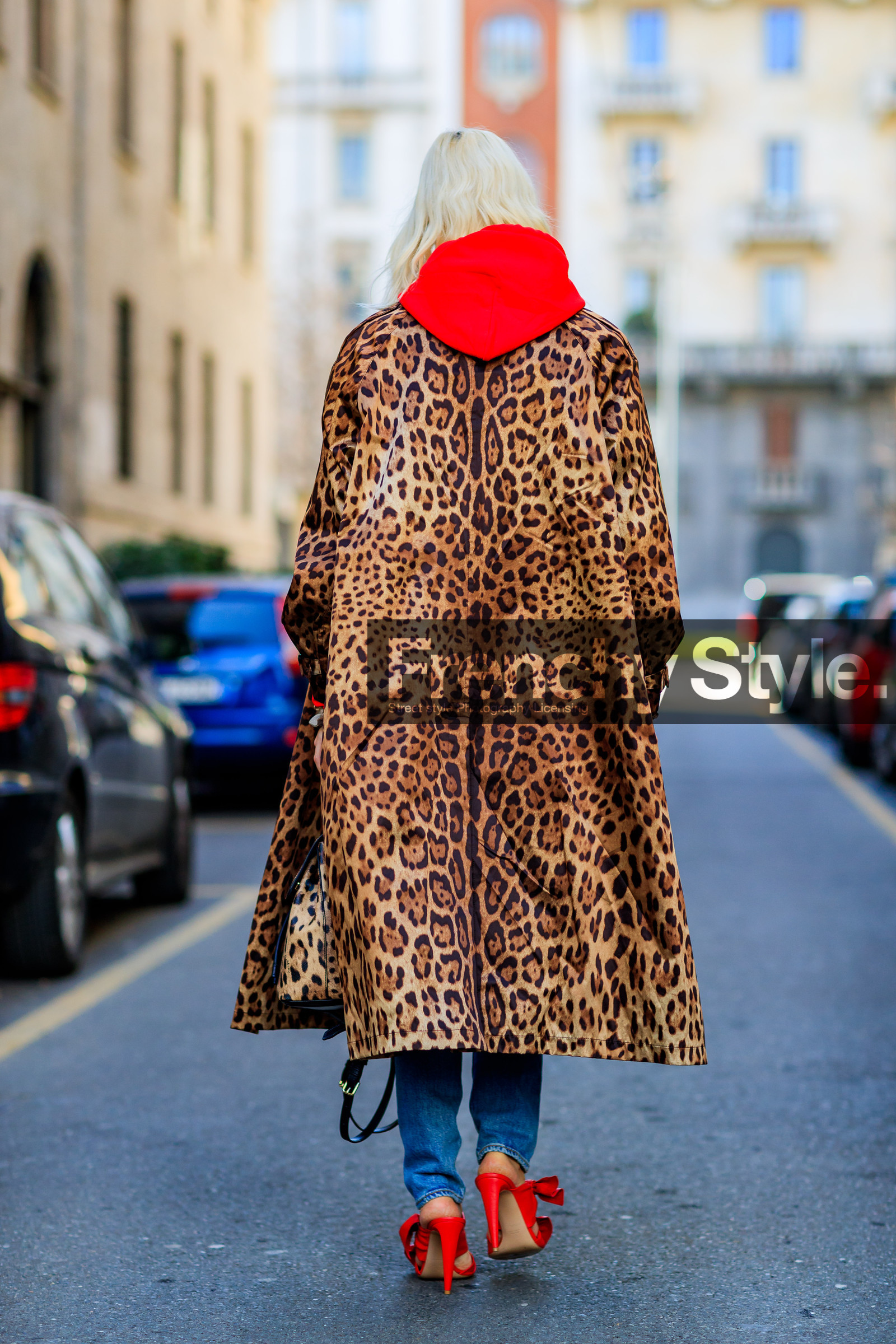 animal print, AUTUMN WINTER 2017-2018, AW 17-18, back detail, blue denim, brown bag, denim pants, FALL WINTER 2017-2018, fashion week, frenchystyle, full length, FW, FW 17-18, graphic coat, graphic jacket, hoodie, jeans, jonathan paciullo, leather backpack, leather shoes, leopard print, linda tol, MFW, MILAN, printed bag, printed coat, printed jacket, red shoes, red sweater, street style, trousers, vertical