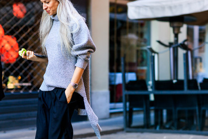 atmosphere details, AUTUMN WINTER 2017-2018, AW 17-18, black pants, detail, FALL WINTER 2017-2018, fashion week, frenchystyle, FW, FW 17-18, grey sweater, horizontal, jonathan paciullo, MFW, MILAN, sarah harris, street style, trousers, watch