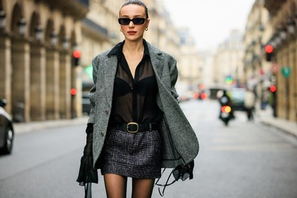 black sunglasses, sheer shirt, black shirt, mini skirt, black tweed skirt, stockings, black belt, black hanbag, black and white blazer, mary leest, street style, jonathan paciullo, FW, frenchystyle, fashion week, AUTUMN WINTER 2022-2023, FALL WINTER 2022_2023, FW 22-23, PFW, PARIS, horizontal, atmosphere details, detail