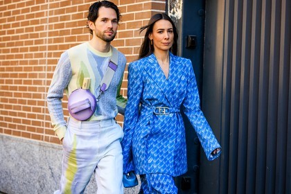 crossbody bag, roudn crossbody, purple bag, multicolor pants, purple toned pants, black derbies, knitted multicolor jumper, printed jumper, blue fendi suit, baggy pants, blue trousers, white sandals, fendi belt, fendi, fendi black bag, blue blazer, blue bag, alice barbier, JS roques, fashion week, frenchystyle, FW, jonathan paciullo, street style, MFW, MILAN, FALL WINTER 2022_2023, AUTUMN WINTER 2022-2023, FW 22-23, horizontal, atmosphere details
