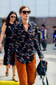 atmosphere details, black bag, black shirt, camel pants, corduroy, detail, fashion week, frenchystyle, FW, jo ellison, jonathan paciullo, leather bag, NEW YORK, NYFW, printed shirt, SPRING SUMMER 2018, SS 18, street style, sunglasses, trousers, vertical