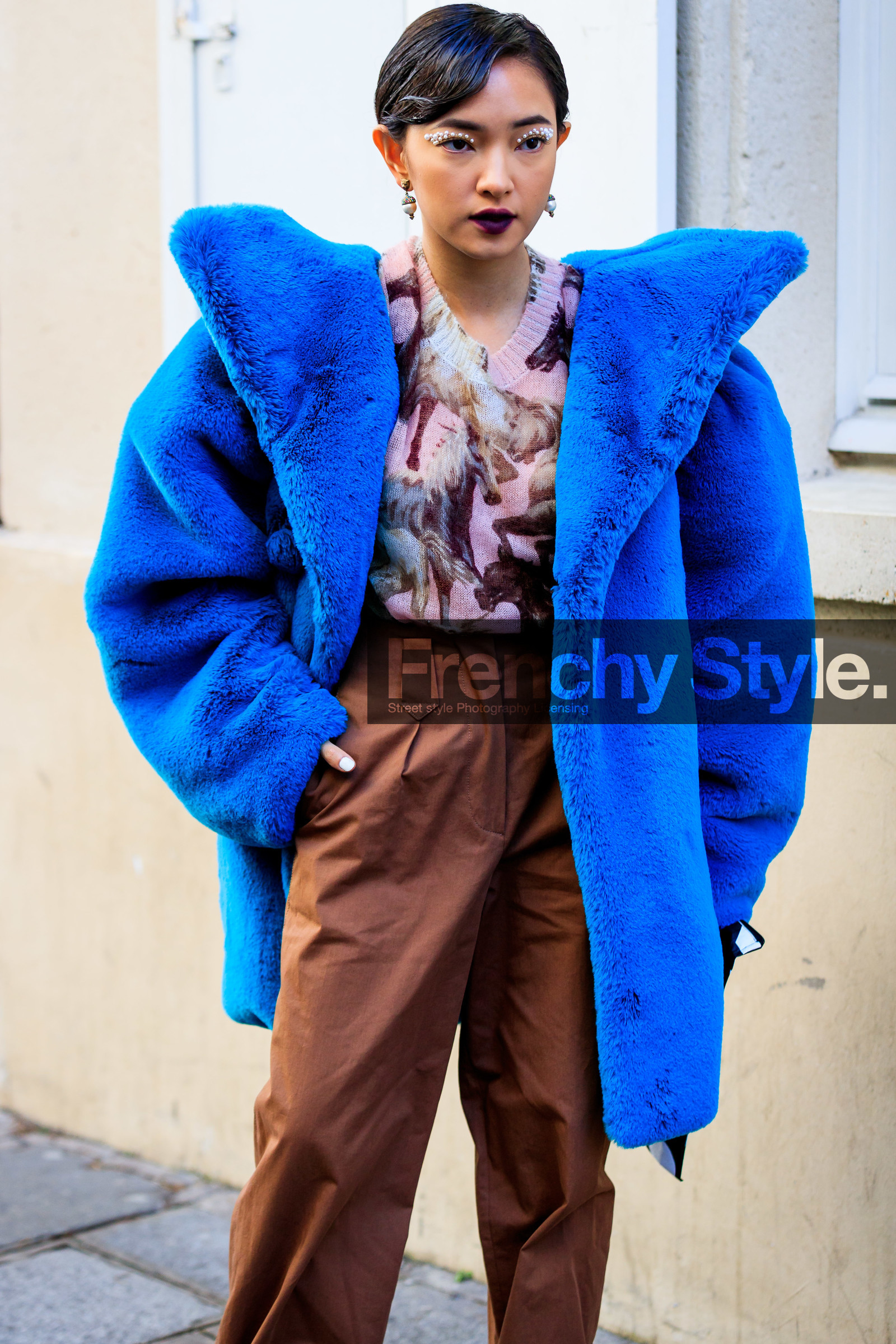 blue coat, fur coat, big collar, pearl earrings, pearl make up, dangling earrings, animal shape earrings, animal printed pullover, pink pullover, high waist pants, brown pants, carrot pants, fashion week, frenchystyle, FW, jonathan paciullo, street style, PFW, PARIS, AUTUMN WINTER 2020-2021, FALL WINTER 2020-2021, FW 20-21, vertical, atmosphere details, detail