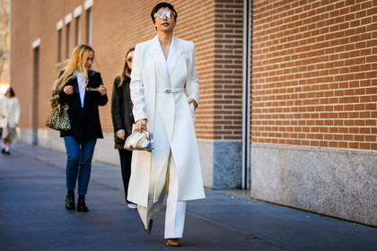 full white look, fendi belt, dandy style, straight cut trousers, white trousers, white coat, dual toned pouch, brown slingbacks, fendi pouch, fendi glasses, fashion week, frenchystyle, FW, jonathan paciullo, street style, MFW, MILAN, FALL WINTER 2022_2023, AUTUMN WINTER 2022-2023, FW 22-23, horizontal, atmosphere details, full length