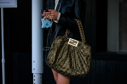 details, fendi logo cabas kaki bag, iphone, silver earrings, black blazer, fashion week, frenchystyle, FW, jonathan paciullo, street style, NYFW, NEW YORK, AUTUMN WINTER 2022-2023, FALL WINTER 2022_2023, FW 22-23, atmosphere details, horizontal