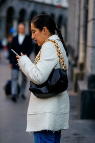 white jacket, bottega veneta bag, shoulder bag, golden strap bag, black leather bag, bag detail, fashion week, frenchystyle, FW, jonathan paciullo, street style, MFW, MILAN, AUTUMN WINTER 2020-2021, FALL WINTER 2020-2021, FW 20-21, vertical, atmosphere details, detail