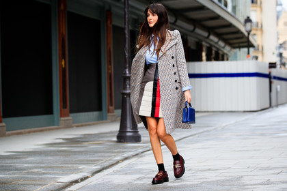 leia sfez, light blue shirt, beige coat, geometrical printed coat, striped skirt, white leather skirt, red leather skirt, black leather skirt, blue leather bag, burgundy leather loafers, quilted skirt, hand bag, louis vuitton bag, louis vuitton coat, louis vuitton skirt, louis vuitton shoes, louis vuitton total look, PARIS, PFW, fashion week, frenchystyle, FW, jonathan paciullo, street style, SPRING SUMMER 2021, SS 21, horizontal, atmosphere details, full length