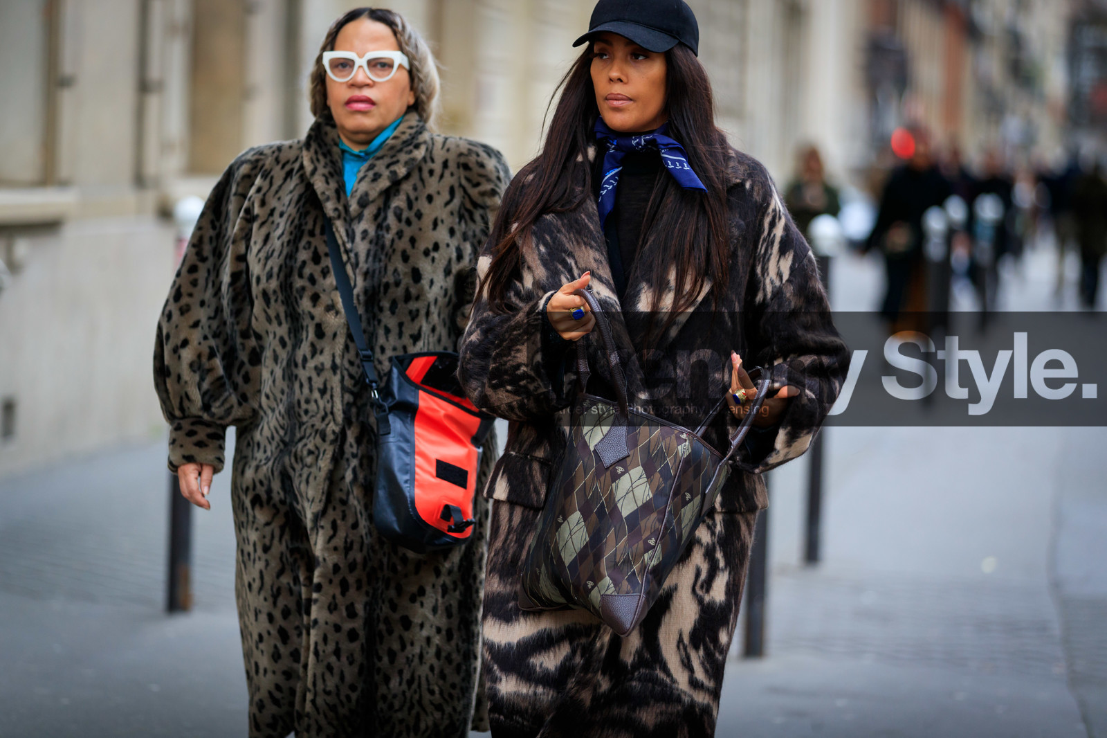 black cap, navy blue scarf, bandana, brown coat, printed coat, brown bag, brown leather bag, shopping bag, hand bag, kaki bag, checked bag, vivienne westwood bag, monogrammed bag, blue ring, stone ring, fashion week, frenchystyle, FW, jonathan paciullo, street style, PFW, PARIS, horizontal, atmosphere details, detail