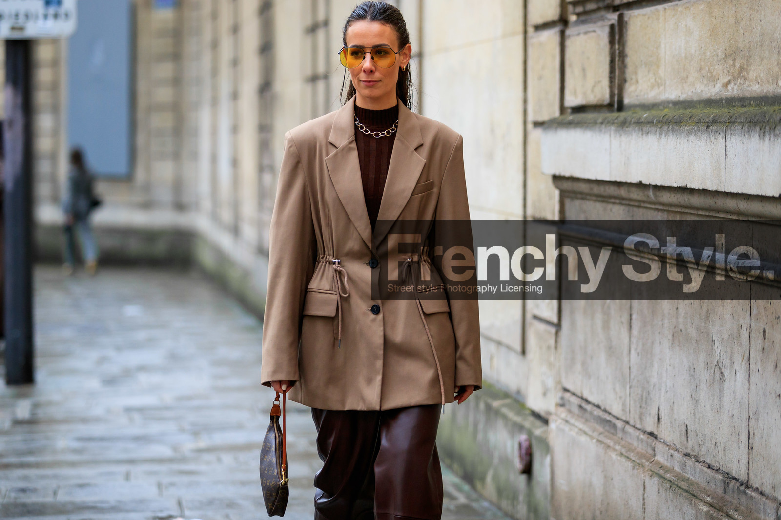 alice & j.s, alice barbier, beige jacket, brown pullover, brown leather pants, brown leather bag, monogrammed bag, mini bag, hand bag, louis vuitton bag, yellow sunglasses, aviator sunglasses, metalic frame sunglasses, big chain necklace, golden necklace, fashion week, frenchystyle, FW, jonathan paciullo, street style, PFW, PARIS, AUTUMN WINTER 2020-2021, FALL WINTER 2020-2021, FW 20-21, horizontal, detail, atmosphere details