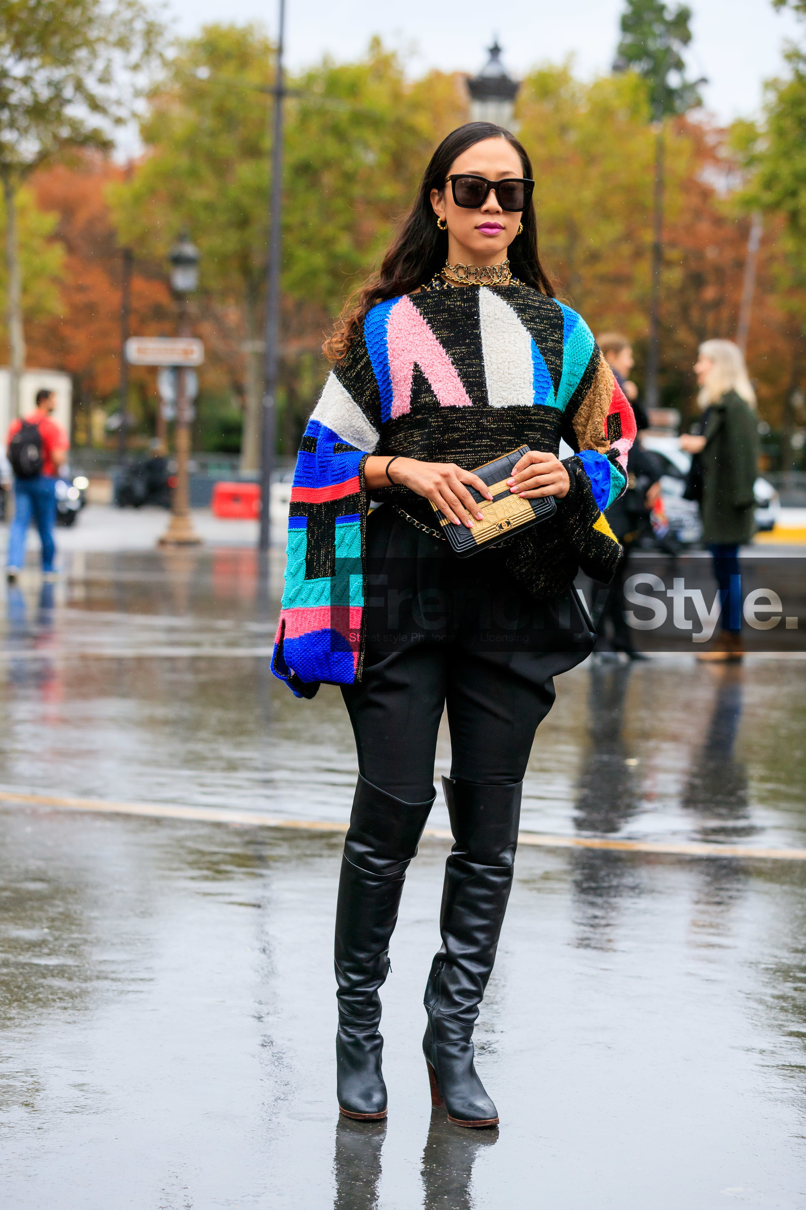 black pullover, multicolor pullover, chanel bag, chanel pullover, chanel necklace, letters necklace, chocker, choker necklace, choker necklace, lurex pullover, golden pullover, golden bag, black leather bag, animal skin bag, black pants, black leather boots, carrot pants, high boots, PARIS, PFW, SPRING SUMMER 2020, SS 20, fashion week, frenchystyle, FW, jonathan paciullo, street style, vertical, full length