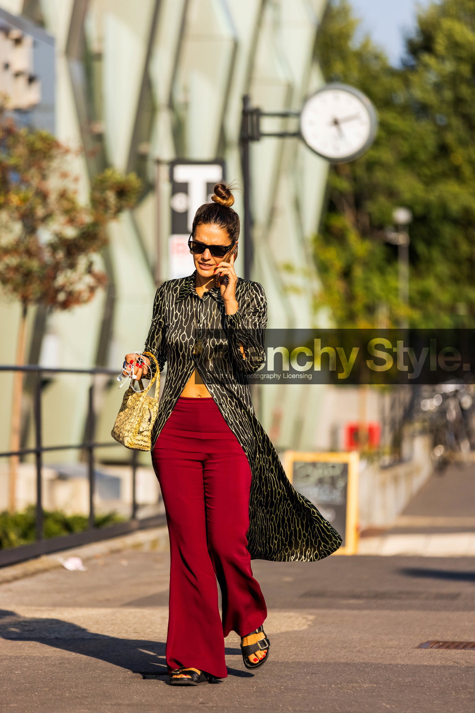 bicolor shirt, birkenstock, black sandals, black shirt, color, fluid pants, large pants, long shirt, necklace, print, printed shirt, python bag, red pants, sandals, satined shirt, shirt, yellow bag, fashion week, frenchystyle, FW, jonathan paciullo, street style, SPRING SUMMER 2022, SS 22, MFW, MILAN, vertical, full length