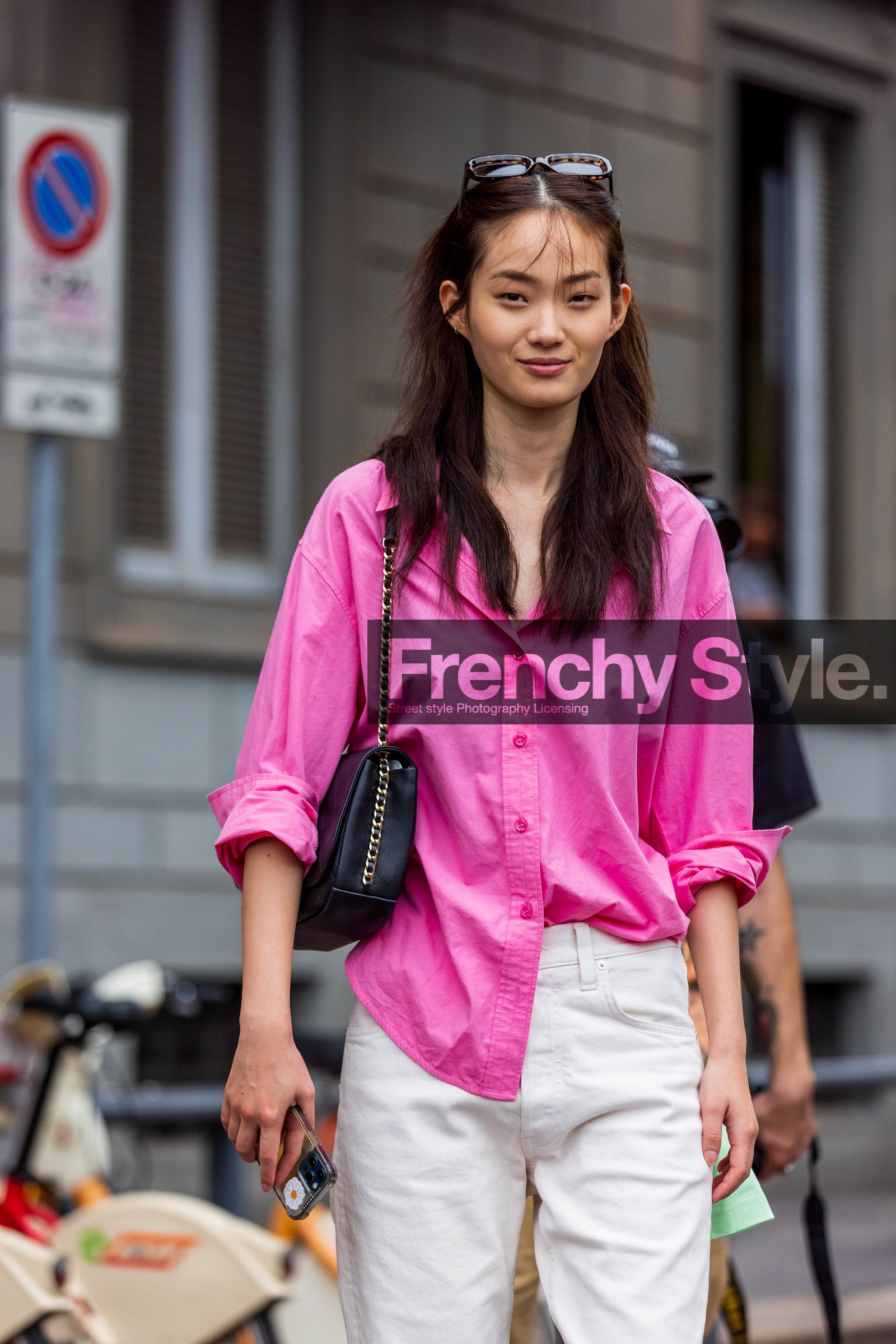 bag, black bag, chain bag, chanel bag, color, leather bag, pink shirt, shirt, white denim, white jeans, fluo pink, fashion week, frenchystyle, FW, jonathan paciullo, street style, SPRING SUMMER 2022, SS 22, MFW, MILAN, vertical, atmosphere details