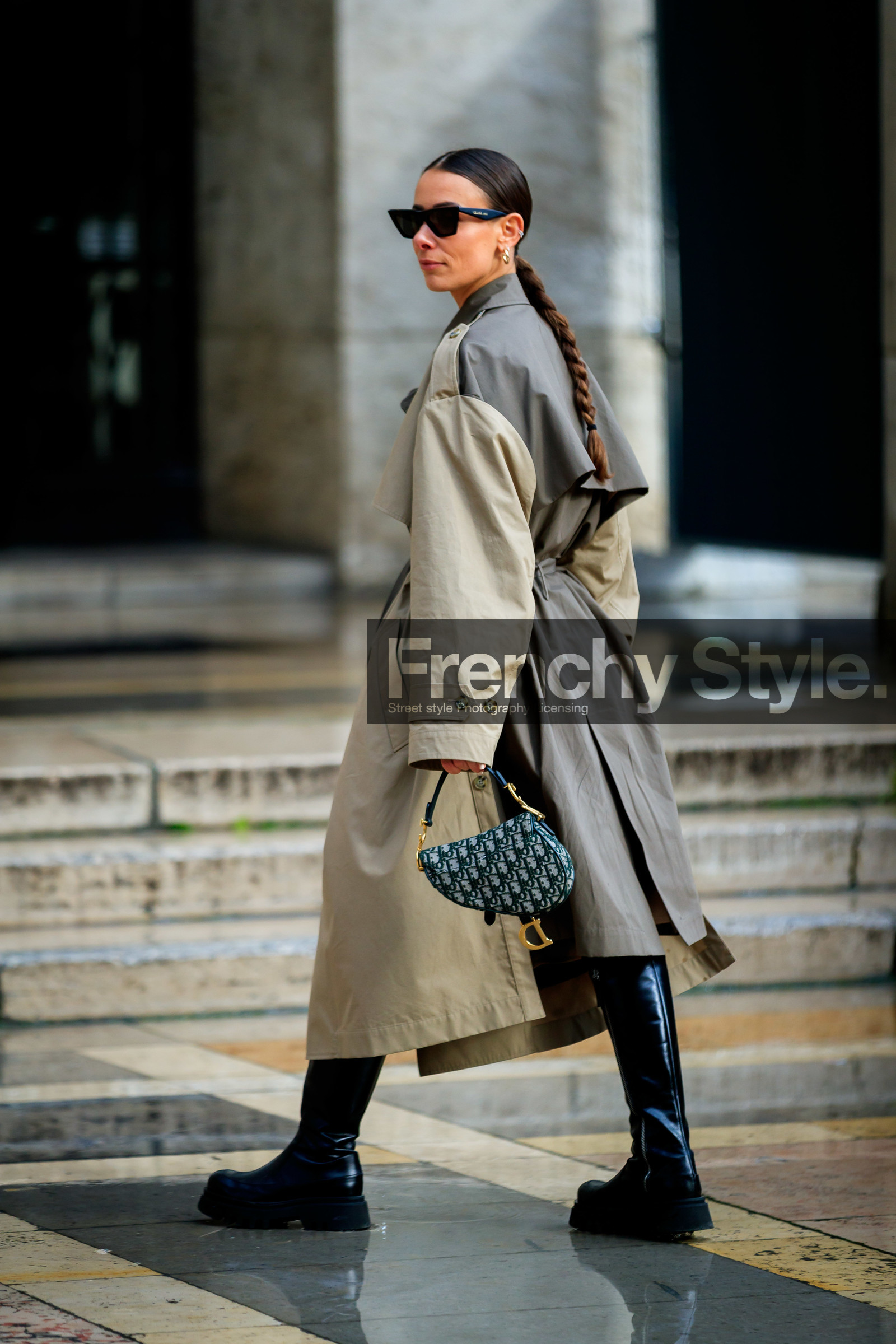 alice & j.s, alice barbier, kaki trench coat, beige trench coat, bicolor trench coat, green leather bag, monogrammed bag, dior bag, dior saddle bag, hand bag, mini bag, black sunglasses, black leather boots, celine sunglasses, flat boots, high boots, back details, big sole boots, fashion week, frenchystyle, FW, jonathan paciullo, street style, PFW, PARIS, vertical, full length