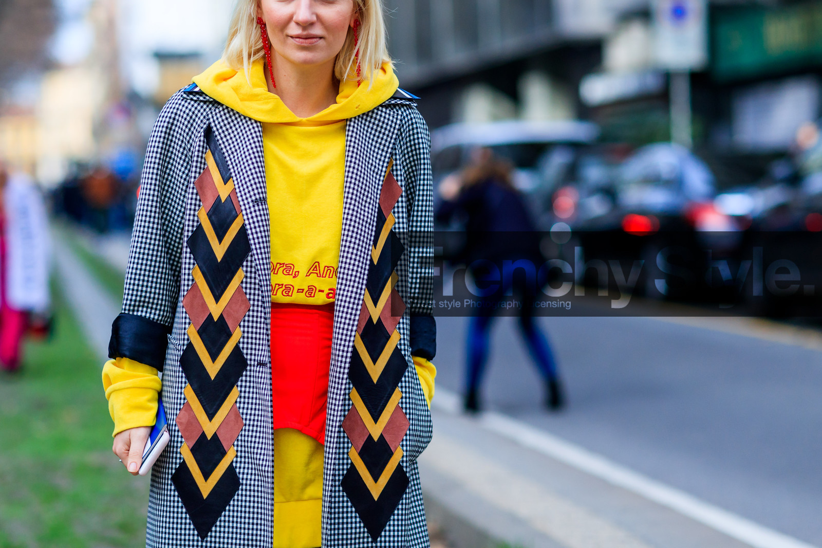 atmosphere details, AUTUMN WINTER 2017-2018, AW 17-18, checked coat, detail, earrings, FALL WINTER 2017-2018, fashion week, frenchystyle, FW, FW 17-18, geometric, gingham, graphic coat, graphic dress, graphic jacket, hoodie, horizontal, jonathan paciullo, MFW, MILAN, plaid, printed coat, printed dress, printed jacket, street style, sweater dress, yellow dress, yellow sweater