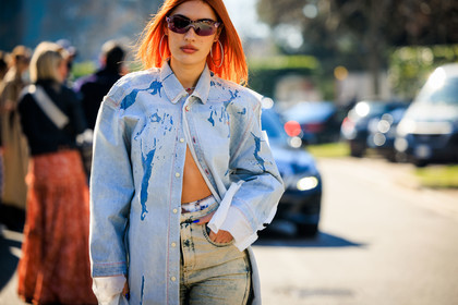 denim coat, light blue denim jacket, dark sunglasses, ginger hair, denim shorts, washed denim short, denim handbag, diesel bag, diesel hanbag, flared coat, big creole, details, close up, patricia manfield, fashion week, frenchystyle, FW, jonathan paciullo, street style, MFW, MILAN, FALL WINTER 2022_2023, AUTUMN WINTER 2022-2023, FW 22-23, horizontal, atmosphere details