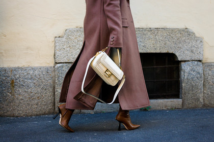 details, close up, back details, baguette fendi bag, white handbag, fendi handbag, heeled boots, brown boots, purple coat, fashion week, frenchystyle, FW, jonathan paciullo, street style, MFW, MILAN, FALL WINTER 2022_2023, AUTUMN WINTER 2022-2023, FW 22-23, horizontal, atmosphere details