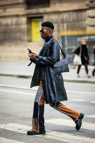 leather handbag, black bag, leather trench, black sunglasses, black turtleneck, patched trousers, camel and black trousers, black boots, multiple rings, street style, jonathan paciullo, FW, frenchystyle, fashion week, AUTUMN WINTER 2022-2023, FALL WINTER 2022_2023, FW 22-23, PFW, PARIS, full length, vertical