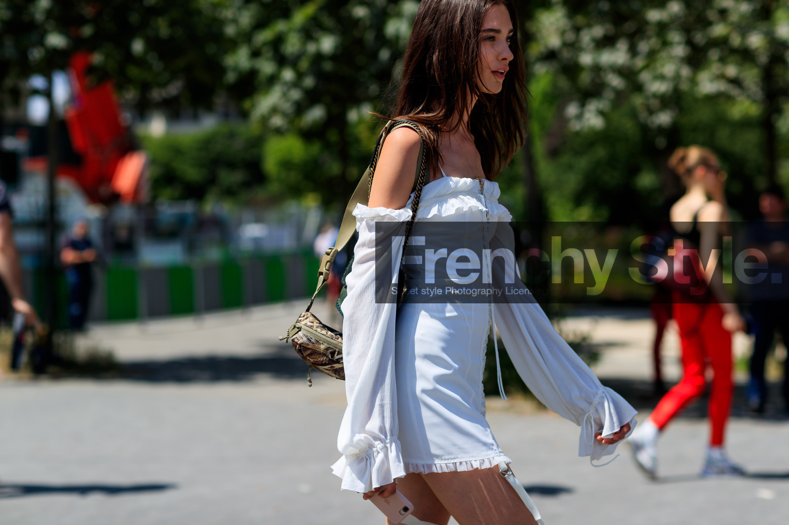 green bag, leather bag, white dress, fashion week, frenchystyle, FW, jonathan paciullo, street style, PFW, PARIS, horizontal, atmosphere details, detail, model, AUTUMN WINTER 2018-2019, FALL WINTER 2018-2019, FW 18-19