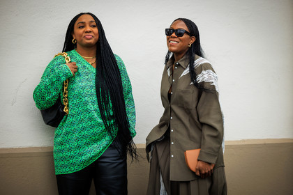 loewe sweatshirt, green sweat, golden chain necklace, long braid, leather pants, chained bag, black handbag, golden loops, kaki coat, black sunglasses, kaki skirt, loewe pouch, street style, jonathan paciullo, FW, frenchystyle, fashion week, AUTUMN WINTER 2022-2023, FALL WINTER 2022_2023, FW 22-23, PFW, PARIS, horizontal, atmosphere details, detail, camel pouch