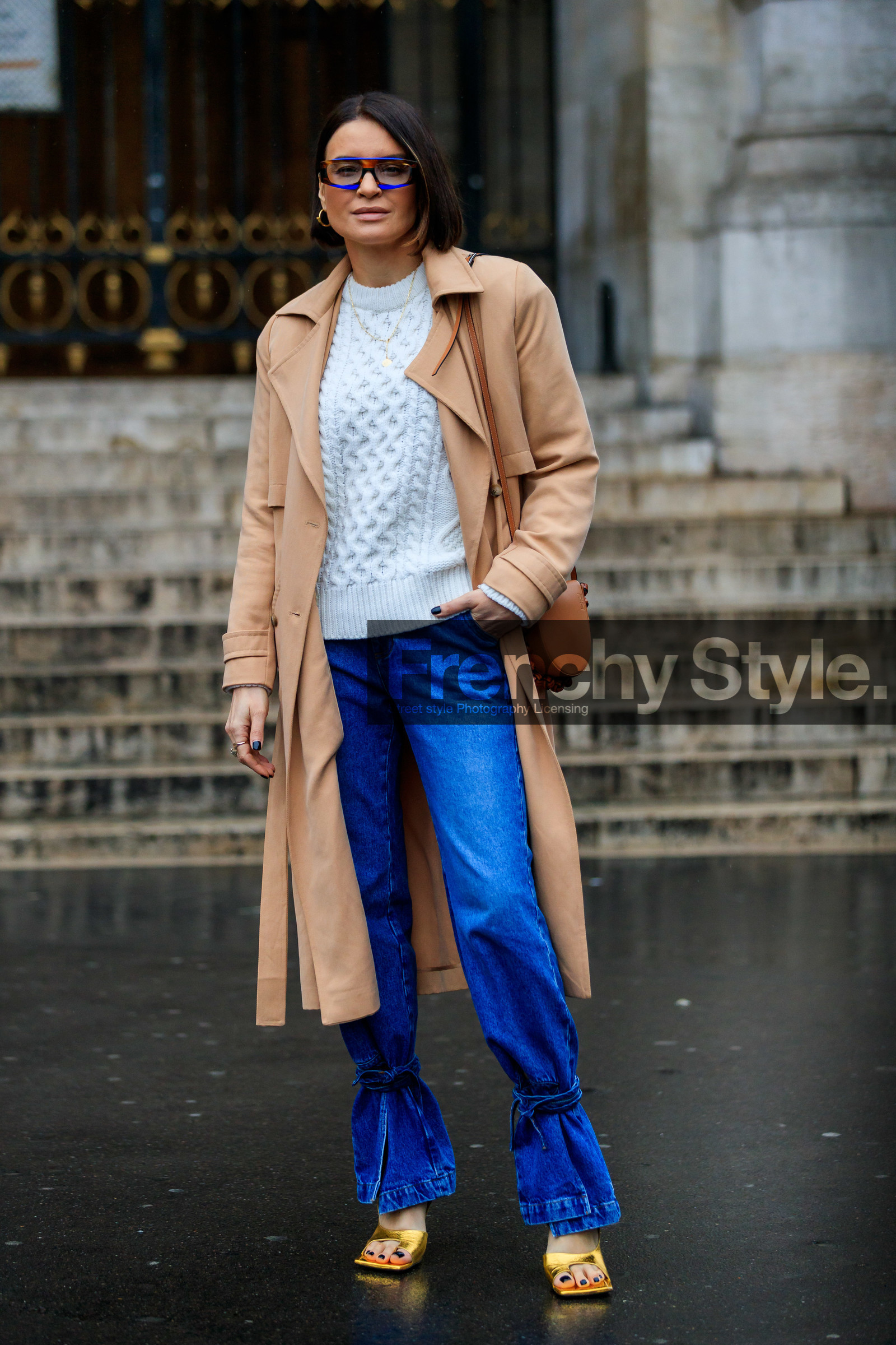 beige trench coat, blue jeans, denim, camel leather bag, shoulder bag, round shape bag, loewe bag, white pullover, golden sandals, golden slippers, knoted jeans, futurist shape sunglasses, scale sunglasses, blue sunglasses, stella mccartney jeans, fashion week, frenchystyle, FW, jonathan paciullo, street style, PFW, PARIS, vertical, full length