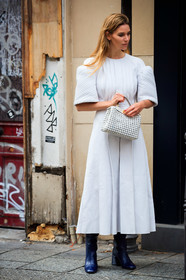 white leather bag, white leather dress, navy blue leather boots, quilted dress, pleated dress, short sleeves dress, long dress, fendi bag, fendi boots, fendi dress, plaited bag, openwork bag, mini bag, peekaboo bag, hand bag, kitten heels boots, PARIS, PFW, fashion week, frenchystyle, FW, jonathan paciullo, street style, SPRING SUMMER 2021, SS 21, vertical, full length