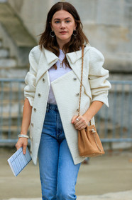 madelynn furlong, white jacket, chanel bag, chanel jacket, beige leather bag, shoulder bag, chain strap bag, quilted bag, bucket bag, blue jeans, silvered bracelet, silvered earrings, round shape earrings, dangling earrings, white t-shirt, PARIS, PFW, SPRING SUMMER 2020, SS 20, fashion week, frenchystyle, FW, jonathan paciullo, street style, vertical, atmosphere details, detail