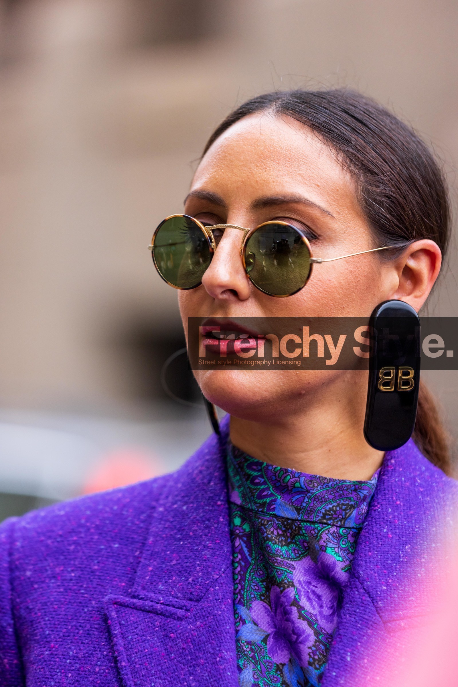 balenciaga earrings, big earrings, bra, color, purple blazer, sunglasses, round sunglasses, fashion week, frenchystyle, FW, jonathan paciullo, street style, SPRING SUMMER 2022, SS 22, MFW, MILAN, vertical, atmosphere details