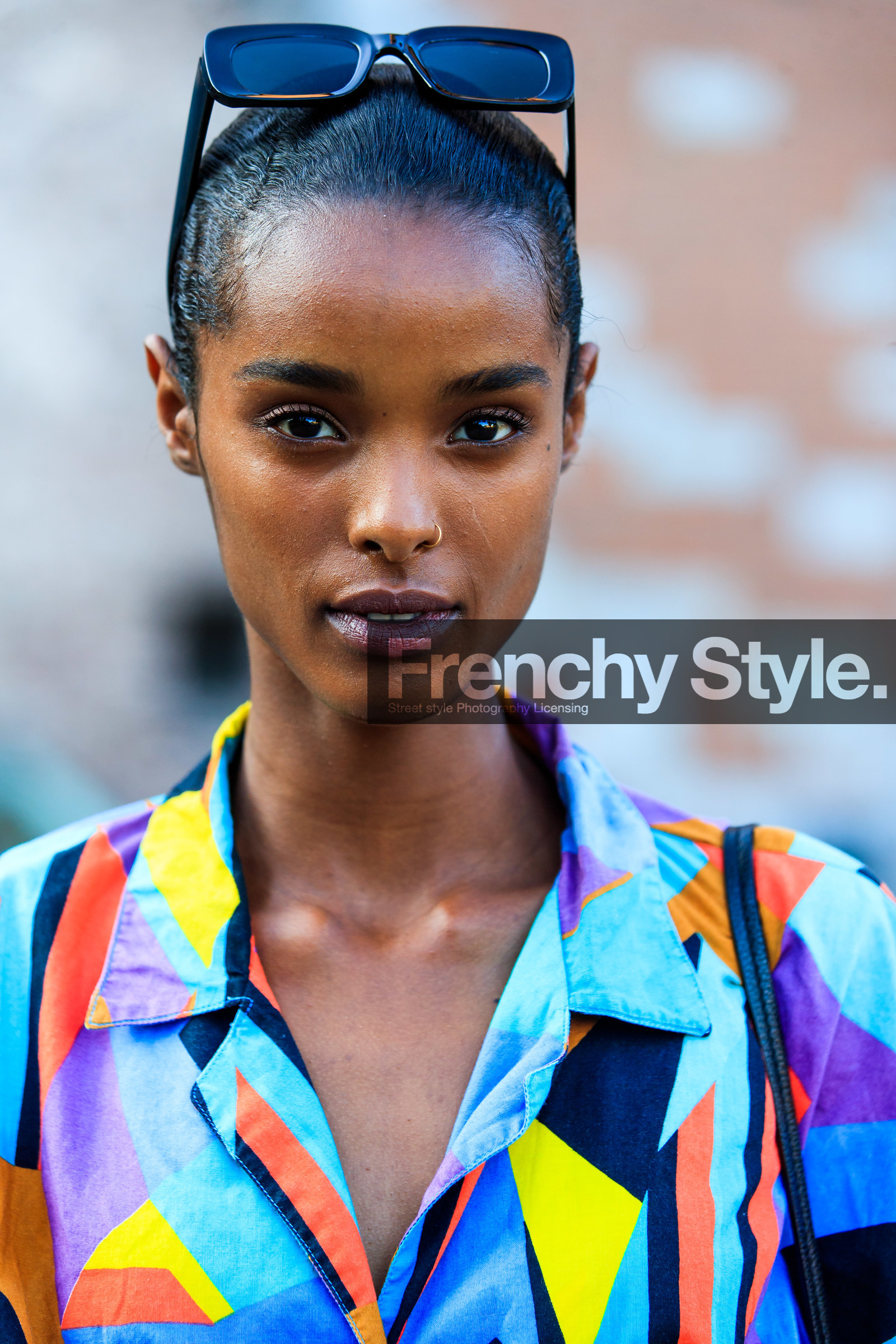 vintage shirt, geometrical printed shirt, multicolor shirt, light blue shirt, purple shirt, orange shirt, square shape glasses, scale sunglasses, close up detail, make up details, nose piercing, fashion week, frenchystyle, FW, jonathan paciullo, street style, MFW, MILAN, SPRING SUMMER 2021, SS 21, vertical, detail, model